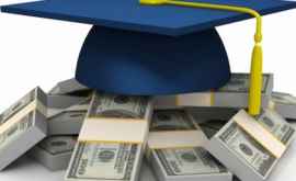 Un miliardar a promis să plătească creditele pentru studii a 400 de studenți