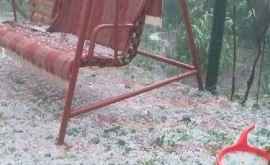Земля в Унгенах покрылась белым ковром после дождя с градом ФОТО