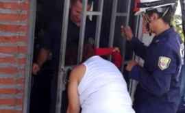 Женщина застряла головой в решетке ворот в течение пяти часов
