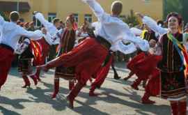 Record în Ucraina 400 de oameni au dansat dansul tradiţional 