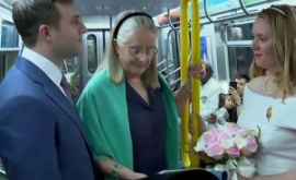 Doi tineri au ales săşi facă nunta în metrou