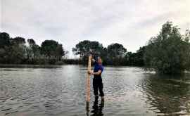 Риск наводнения в Крокмазе Спасатели укрепляют дамбу на Днестре ВИДЕО