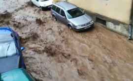 Un oraș din România scufundat în apă după o ploaie torențială