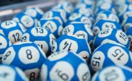 Doi bărbați au împărţit tot ce au cîștigat la loterie