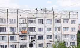 В Кишиневе двух подростков заметили на краю крыши многоэтажного дома 