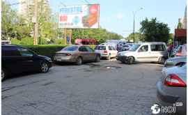 Водители превратили пешеходную зону в парковку ФОТО
