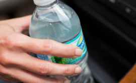 Бутылка воды забытая в машине может стать причиной пожара