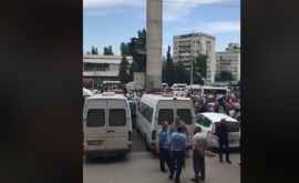 Autocare și autobuze cu simpatizanți PDM au invadat Chișinăul