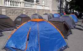 Cît costă corturile pe care protestatarii leau instalat în fața instituțiilor statului FOTO
