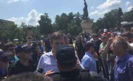 Momentul în care Chirtoacă se aruncă la Plahotniuc în timpul protestului VIDEO