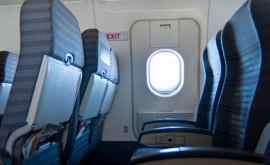 Пассажир самолета перепутал дверь туалета с аварийным выходом