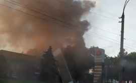 Fum negru peste capitală Un incendiu a izbutit pe strada Uzinelor