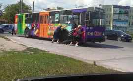 Пассажиры сдвигают с места троллейбус Пенсионеры толкают молодежь стоит ФОТО