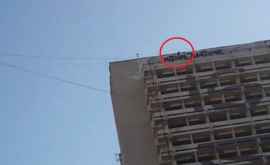 Девушка грозится выброситься с крыши столичного отеля Național