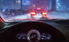 Ploaia a făcut prăpăd şi la Bălţi 4 persoane au rămas blocate în maşină