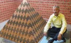 A construit timp de trei ani o piramidă din peste un milion de monede