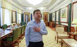 Zelenski lea arătat jurnaliștilor o glumă în biroul prezidențial