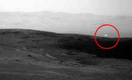 Марсоход NASA Curiosity запечатлел на фото неизвестную вспышку света