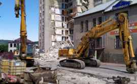 Încep lucrările de demolare a clădirii avariate de la Otaci