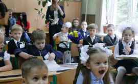 Молдавские школы получат новые парты для первоклассников