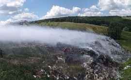 La Dănceni arde o gunoiște fumul a acoperit aproape întregul sat