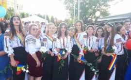 Elevii de la liceul din Comrat au purtat ii și costume naționale la balul de absolvire FOTO
