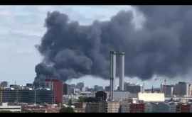 Incendiu puternic la Berlin Arde un centru comercial VIDEO