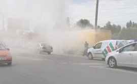 O mașină învăluită de fum pe o stradă din Chișinău