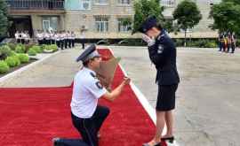 Полицейский сделал предложение руки и сердца во время церемонии вручения дипломов ФОТО