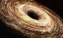 Астрономы нашли вокруг черной дыры аномальный диск