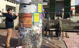 Издание продвигает свои расследования расклеивая плакаты по городам