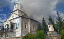 O biserică din raionul Ocniţa cuprinsă de flăcări