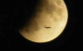 Жители Земли наблюдали за частным затмением Луны ФОТО 