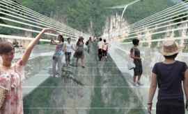 Cel mai nou pod din sticlă construit de chinezi dă fiori reci turiștilor