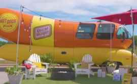 O mașină în formă de hotdog în loc de hotel pentru turiști FOTO