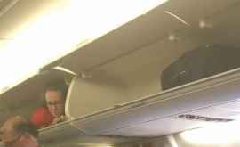 Gluma nereușită a unei stewardese din SUA ia speriat pe pasageri