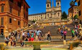 Туристам садящимся на Испанскую лестницу в Риме грозят большие штрафы