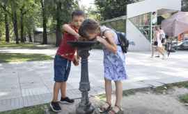 Питьевые фонтанчики утоляют жажду кишиневцев во время жары