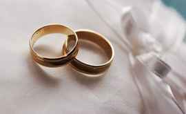 Средний возраст молодых людей при вступлении в первый брак увеличился