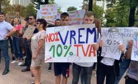 Протест у парламента Десятки людей недовольны увеличением налогов для HoReCa