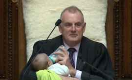 Спикер парламента Новой Зеландии вел заседание с младенцем на руках