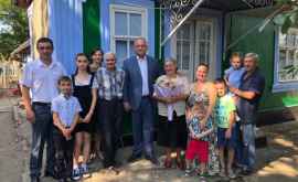 Igor Dodon a vizitat două familii cu mulți copii și un cuplu longeviv din raionul Florești 