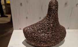 Un muzeu londonez a prezentat o sculptură care ar mirosi a lapte feminin