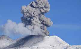 Из кратера вулкана Убинас в Перу вырвался столб пепла высотой в километр ВИДЕО