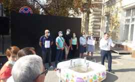 Протест в масках у примэрии Даешь чистый воздух и воду ФОТО