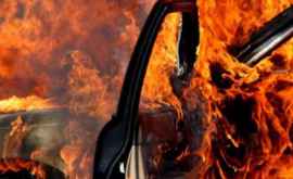 O mașină a luat foc în Chișinău Primele imagini FOTO