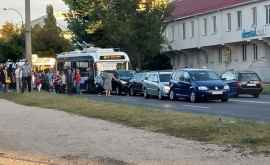 Утренняя авария в столице с участием троллейбуса ФОТО