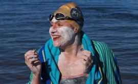 A învins cancerul la sîn apoi a traversat înot de patru ori Canalul Mînecii
