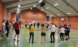 Волонтеры Воевод научили датчан танцевать в молдавских ритмах ФОТО