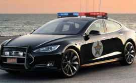 O mașină electrică a poliției din SUA a rămas fără baterie chiar în timpul urmăririi unui criminal 